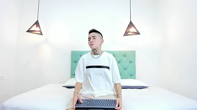 Snapshot of Tinny_and_Candy chatting on 12.11.24 Tinny and Candy online show from 12.11.24