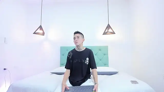 Snapshot of Tinny_and_Candy chatting on 12.16.24 Tinny and Candy online show from 12.16.24