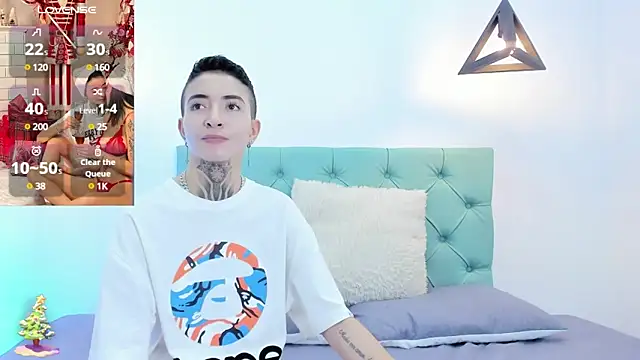 Snapshot of Tinny_and_Candy chatting on 12.19.24 Tinny and Candy online show from 12.19.24