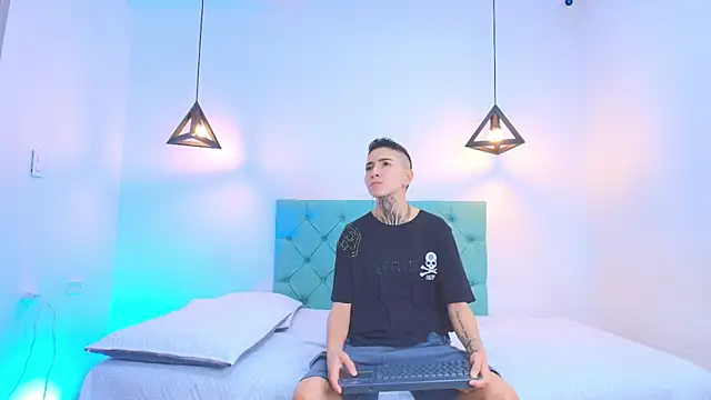 Snapshot of Tinny_and_Candy chatting on 02.11.25 Tinny and Candy online show from 02.11.25