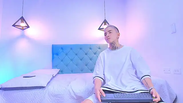 Snapshot of Tinny_and_Candy chatting on 03.09.25 Tinny and Candy online show from 03.09.25