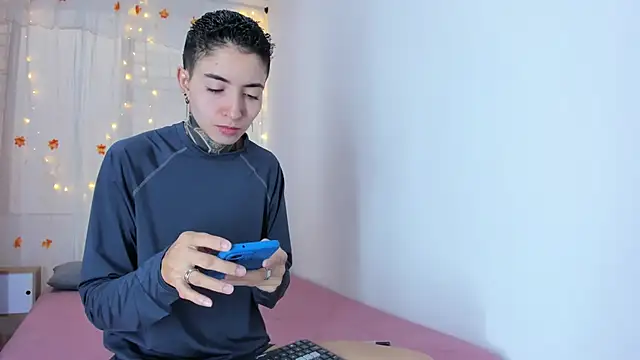 Snapshot of Tinny_and_Candy chatting on 11.06.25 Tinny and Candy online show from 11.06.25