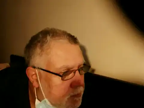 Snapshot of 100Tauros chatting on 03.04.25 100Tauros online show from 03.04.25