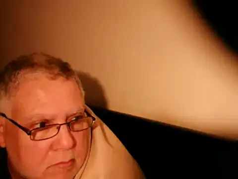 Snapshot of 100Tauros chatting on 03.04.25 100Tauros online show from 03.04.25