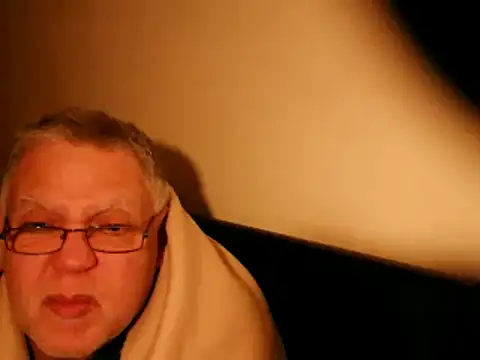 Snapshot of 100Tauros chatting on 03.05.25 100Tauros online show from 03.05.25