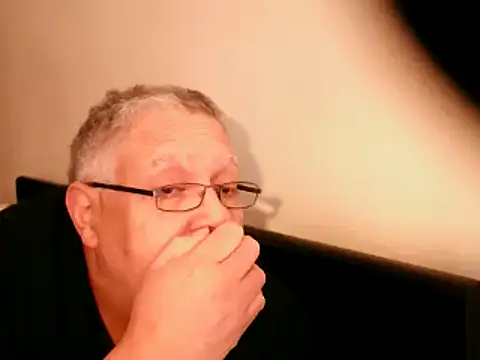 Snapshot of 100Tauros chatting on 03.06.25 100Tauros online show from 03.06.25