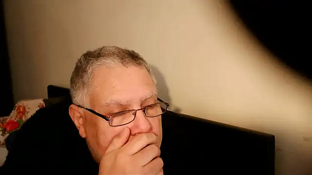 Snapshot of 100Tauros chatting on 03.06.25 100Tauros online show from 03.06.25