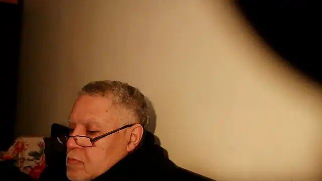 Snapshot of 100Tauros chatting on 03.06.25 100Tauros online show from 03.06.25