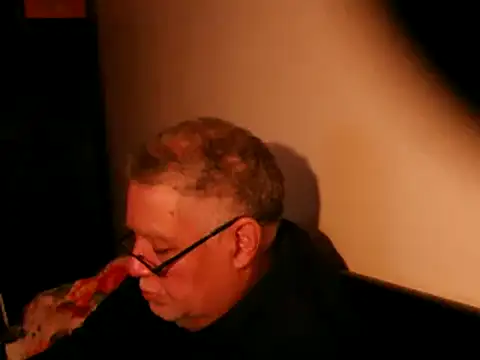 Snapshot of 100Tauros chatting on 03.10.25 100Tauros online show from 03.10.25