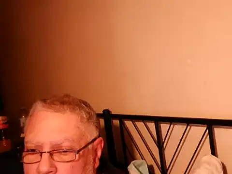 Snapshot of 100Tauros chatting on 10.12.25 100Tauros online show from 10.12.25