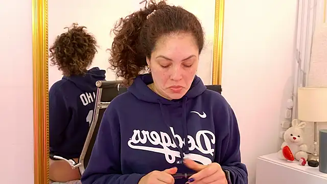 Juliabadlee online show from 11.13.25