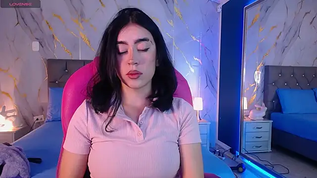 Julieta De Los Angeles online show from 02.05.25