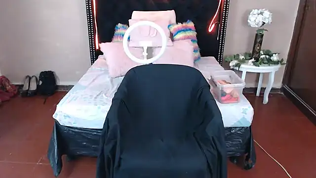 Snapshot of VioletaaaSlave chatting on 10.17.25 VioletaaaSlave online show from 10.17.25