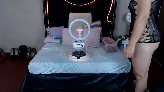 Snapshot of VioletaaaSlave chatting on 10.26.25 VioletaaaSlave online show from 10.26.25