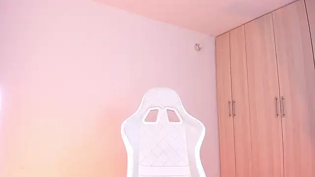 Snapshot of liaqueen610 chatting on 02.13.25 liaqueen610 online show from 02.13.25