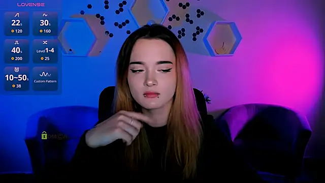 liana kisses online show from 11.28.25