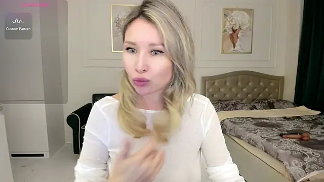 Snapshot of Jolie_Ozolla chatting on 10.06.25 Jolie Ozolla online show from 10.06.25