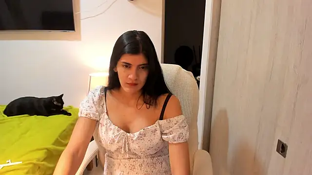 Snapshot of misstoya chatting on 10.01.25 misstoya online show from 10.01.25