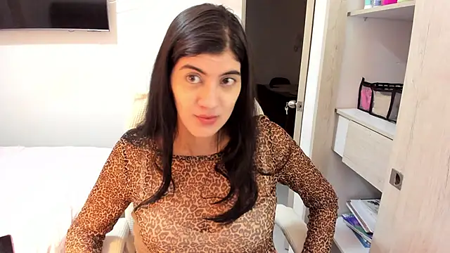 Snapshot of misstoya chatting on 11.10.25 misstoya online show from 11.10.25