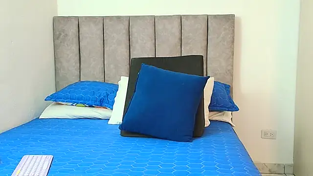 karina lewis  online show from 09.11.25