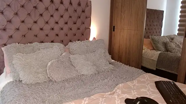 Roussmariehenao online show from 10.12.25