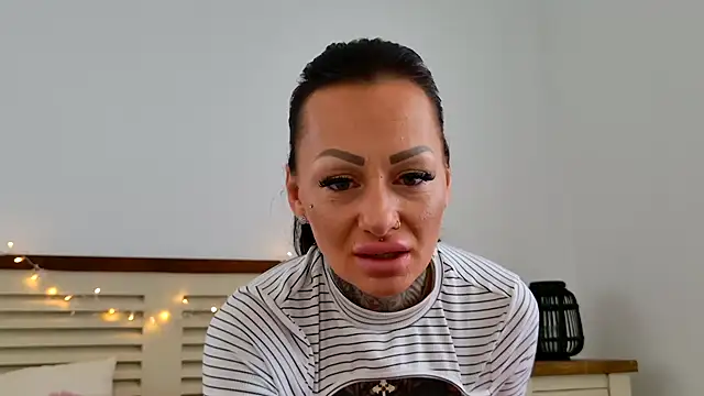 Snapshot of Mia-Roux chatting on 01.17.26 Mia-Roux online show from 01.17.26