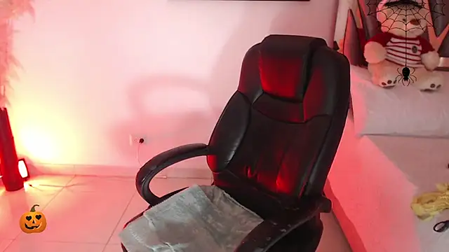 Victoria Red01 online show from 10.30.25