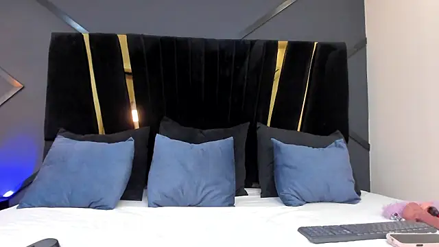 emily mooon online show from 10.11.25