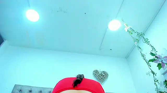 Hannah Miller   online show from 11.04.25