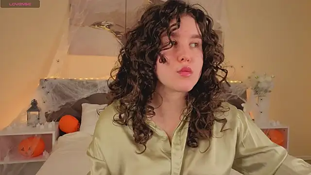 Snapshot of Ariella_Sol chatting on 11.06.25 Ariella Sol online show from 11.06.25