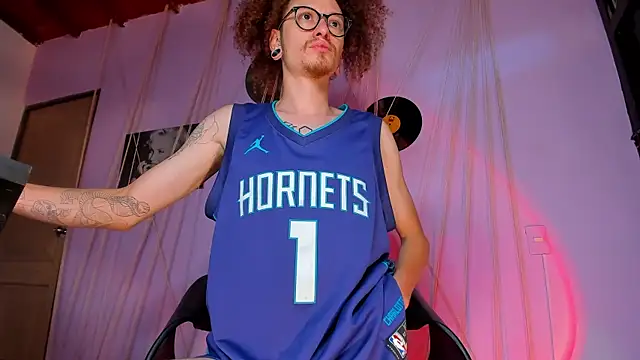 Snapshot of MrShaggy chatting on 01.14.25 MrShaggy online show from 01.14.25