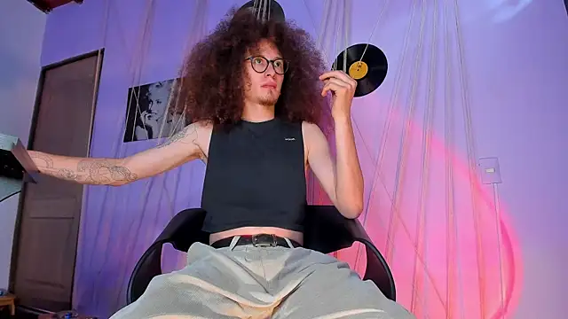 Snapshot of MrShaggy chatting on 01.27.25 MrShaggy online show from 01.27.25