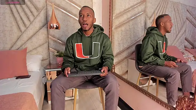 Snapshot of JamesParck chatting on 03.15.25 JamesParck online show from 03.15.25