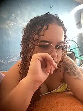 Snapshot of Lolacavalona chatting on 11.03.25 Lolacavalona online show from 11.03.25