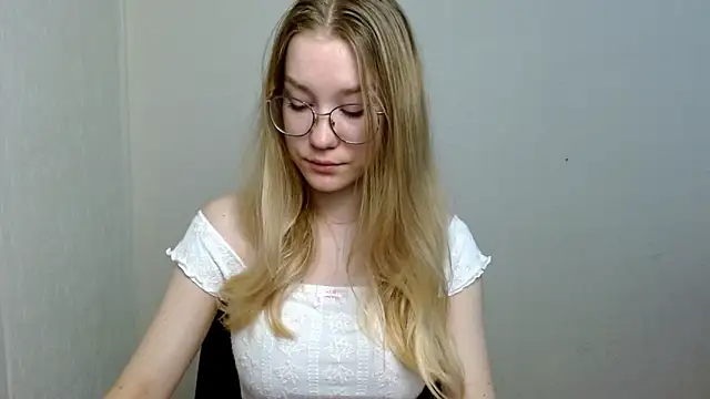 Snapshot of cindi_hot chatting on 11.08.25 cindi hot online show from 11.08.25