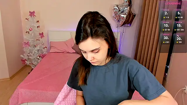 Snapshot of SusieMorris chatting on 12.21.24 SusieMorris online show from 12.21.24