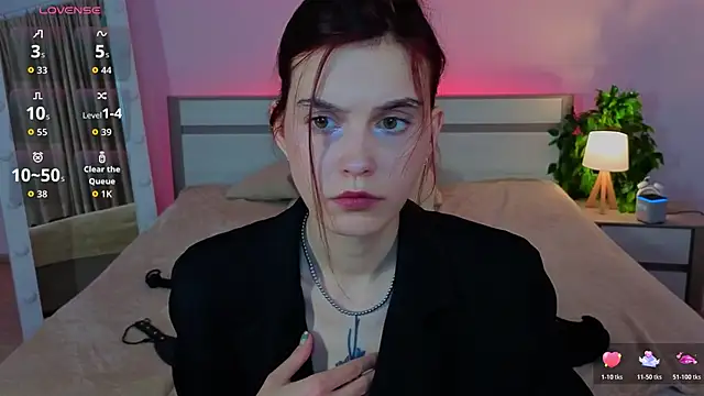 Snapshot of SusieMorris chatting on 11.10.25 SusieMorris online show from 11.10.25