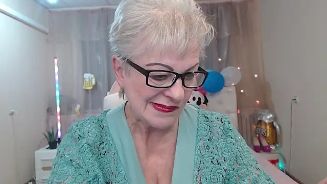 Snapshot of KayleSmoll chatting on 10.04.25 KayleSmoll online show from 10.04.25