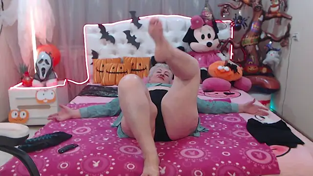 Snapshot of KayleSmoll chatting on 10.21.25 KayleSmoll online show from 10.21.25