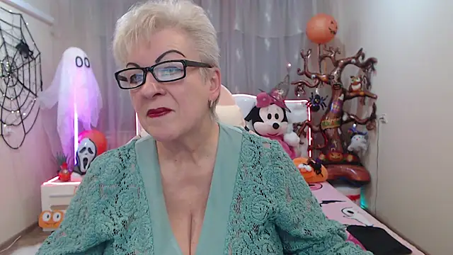 Snapshot of KayleSmoll chatting on 10.24.25 KayleSmoll online show from 10.24.25