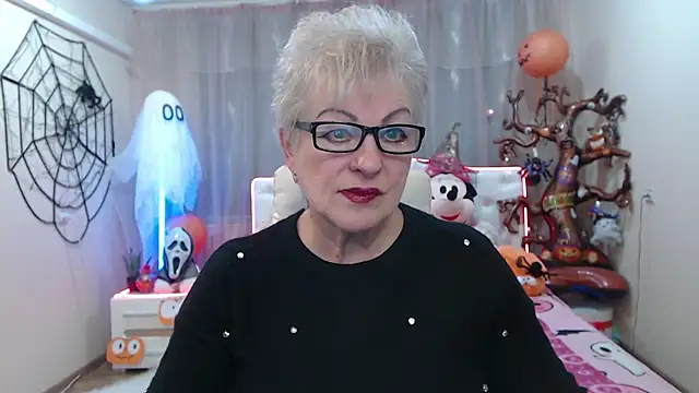 Snapshot of KayleSmoll chatting on 11.04.25 KayleSmoll online show from 11.04.25