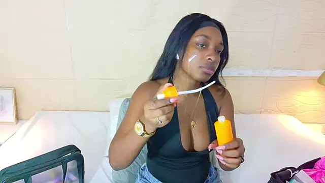 Snapshot of Shamiraa_moore chatting on 10.18.25 Shamiraa moore online show from 10.18.25