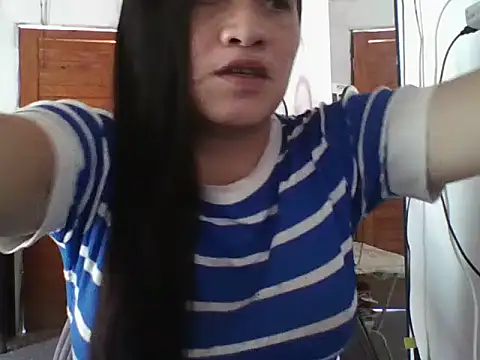 Snapshot of iaradias chatting on 10.27.25 iaradias online show from 10.27.25