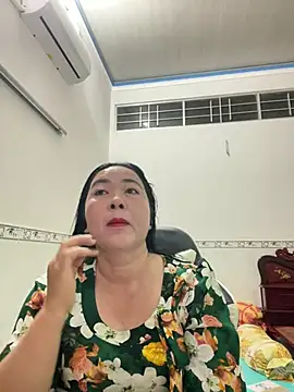 Snapshot of NDith chatting on 03.05.25 NDith online show from 03.05.25