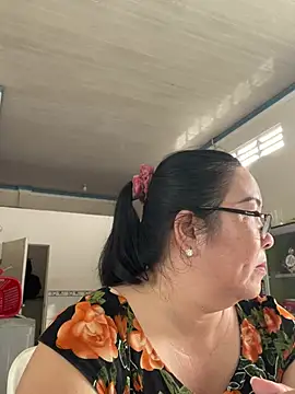 Snapshot of NDith chatting on 03.08.25 NDith online show from 03.08.25