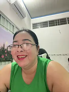 Snapshot of NDith chatting on 03.08.25 NDith online show from 03.08.25