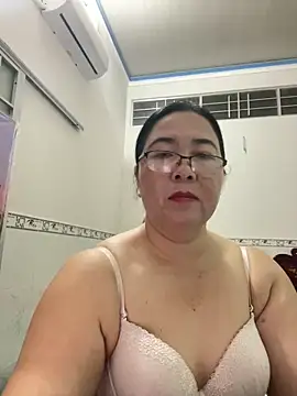 Snapshot of NDith chatting on 03.08.25 NDith online show from 03.08.25