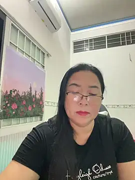 Snapshot of NDith chatting on 03.11.25 NDith online show from 03.11.25