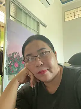 Snapshot of NDith chatting on 03.17.25 NDith online show from 03.17.25