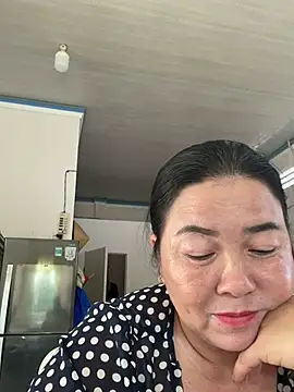 Snapshot of NDith chatting on 03.18.25 NDith online show from 03.18.25